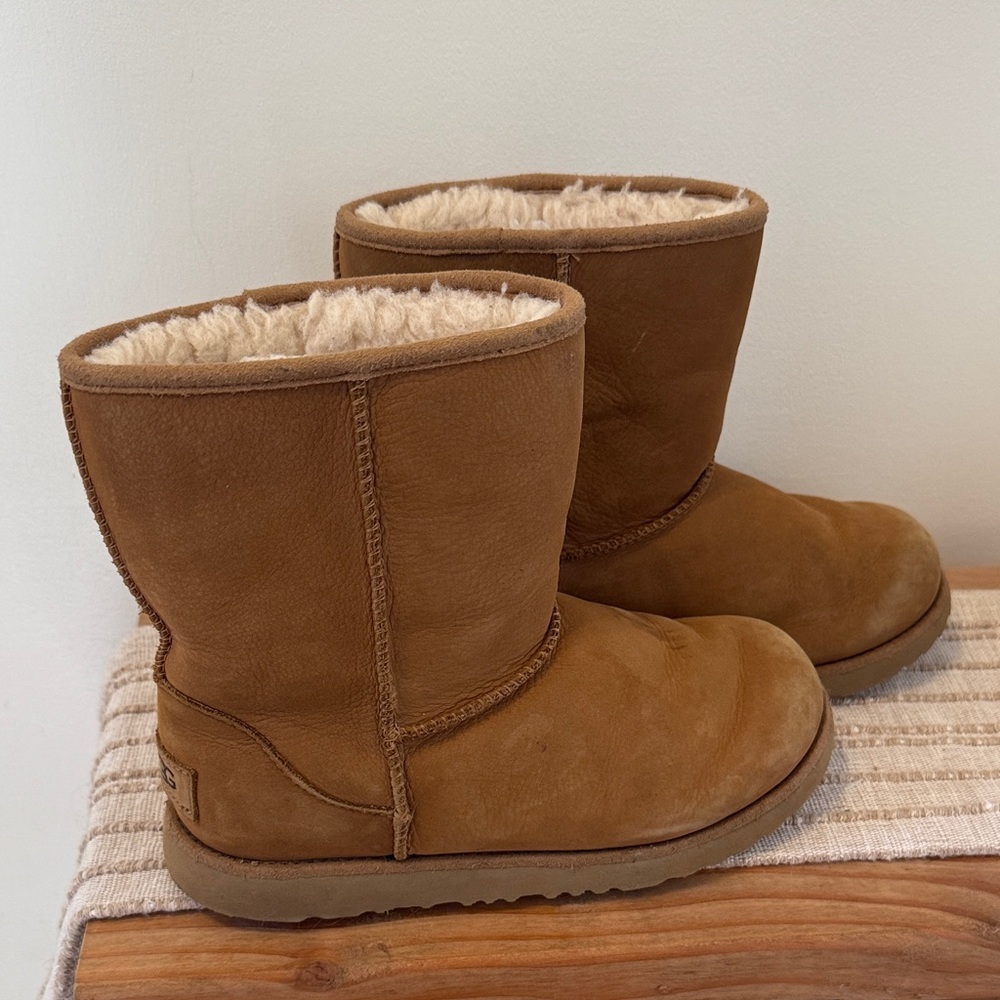 UGG kids Classic II Tan chestnut Sheepskin Boots size 3kids or 4.5-5 womens - Picture 2 of 8